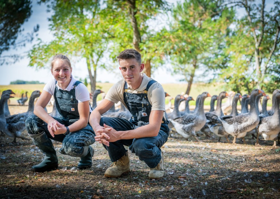 Albain et Mathilde éleveurs à la ferme des Fayards, élevage d'oies et production des spécialités à base d'oie